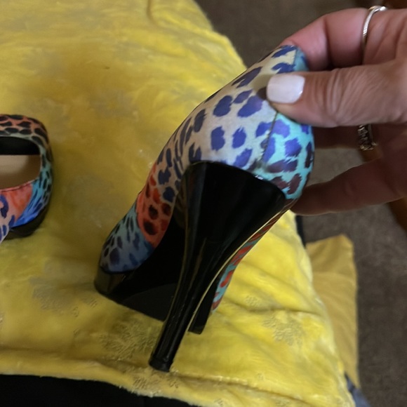 Beautiful Like New Heels - Picture 2 of 4